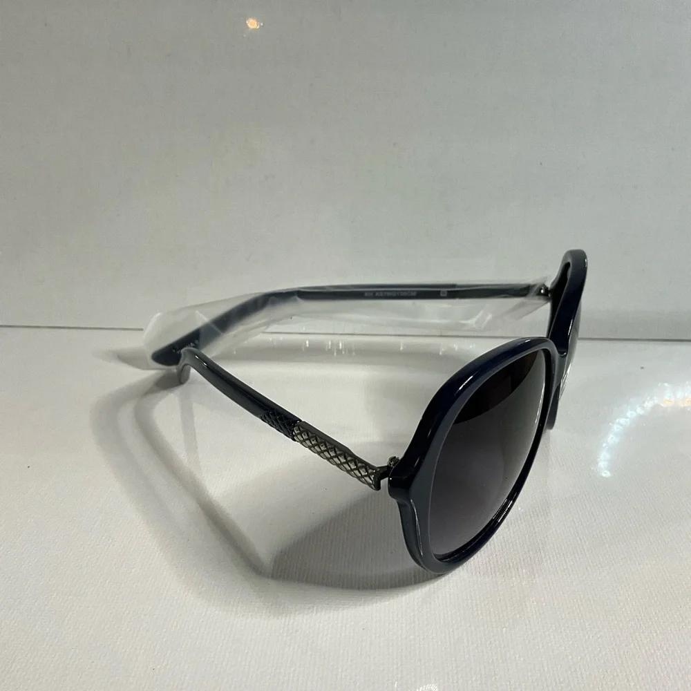Elegant Black Oversized Sunglasses